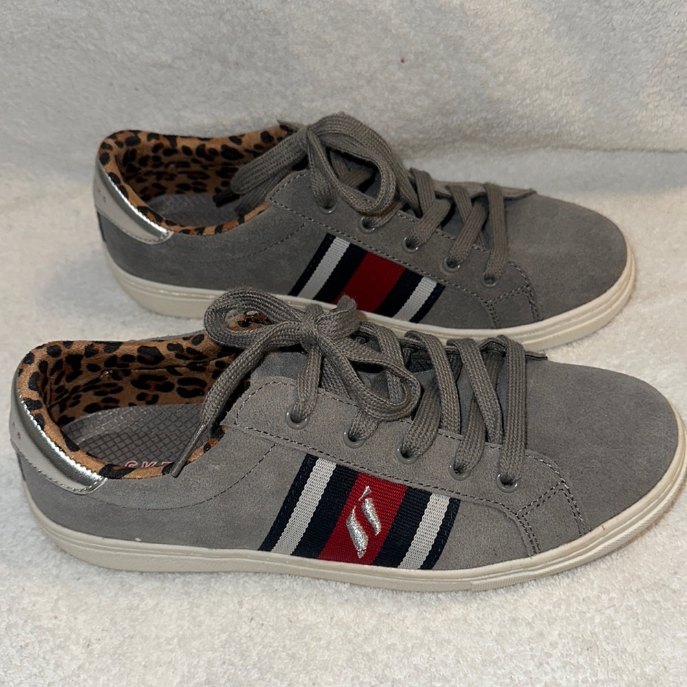 Skechers grey memory foam street sneakers with stripes & leopard lining.